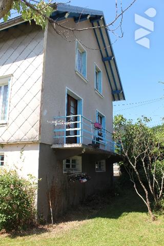 Maison ind. de 96m² sur ss avec garage et dépendance sur un terrain de 995m²dans un quartier calme.