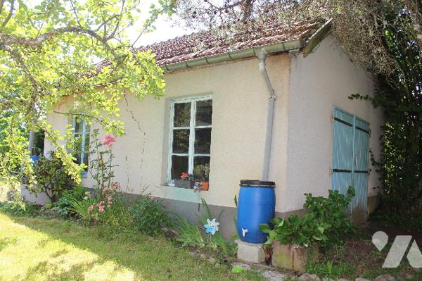 Maison ind. de 96m² sur ss avec garage et dépendance sur un terrain de 995m²dans un quartier calme.