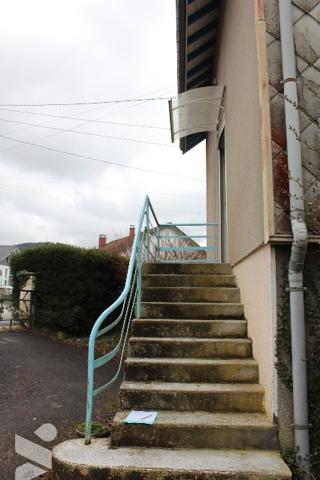 Maison ind. de 96m² sur ss avec garage et dépendance sur un terrain de 995m²dans un quartier calme.