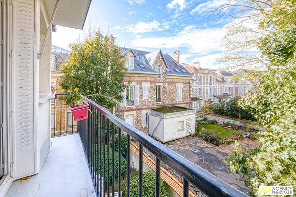 Versailles Rive-Droite Appartement 5 pièces 95 m² situé au 2ème étage avec ascenseur, 2 caves et parking en option €770 000 ** - Référence 25538