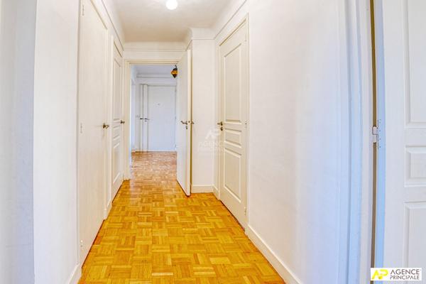 Versailles Rive-Droite Appartement 5 pièces 95 m² situé au 2ème étage avec ascenseur, 2 caves et parking en option €770 000 ** - Référence 25538
