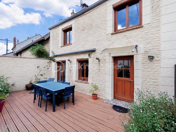 Le confort d’une maison au prix d’un appartement sans charges de copropriété !

Laissez-vous séduire par cette magnifique maison de ville de 140m² utiles, où le charme de l’ancien se mêle parfaitement à des prestations modernes et des matériaux de qualité. Façade en pierre, poutres apparentes, volumes généreux… un bien rare qui offre une atmosphère chaleureuse et authentique.

Dès l’entrée, découvrez une belle pièce de vie conviviale avec sa cuisine ouverte aménagée et équipée, idéale pour partager des moments en famille ou entre amis. Pour les soirées d’hiver, profitez du confort d’un poêle à bois complété par des radiateurs connectés, pilotables directement depuis votre téléphone. Un WC séparé au rez-de-chaussée vient compléter ce niveau.

À l’extérieur, une agréable terrasse de 30 m² vous permettra de profiter pleinement des beaux jours.

Le premier étage accueille un espace bureau confortable, parfaitement adapté au télétravail, ainsi que deux chambres, dont une avec dressing aménagé. Une spacieuse salle de bains avec douche et baignoire d’angle complète ce niveau, ainsi qu’un second WC indépendant, offrant davantage de confort au quotidien.

Au dernier étage, vous découvrirez une très grande chambre lumineuse, pensée comme un véritable cocon avec son coin nuit, son espace jeux et son coin lecture. Petit plus tous les velux disposent de stores électrique. 

Pour compléter ce bien, vous profiterez également d’un garage de 30m² et d’une dépendance de 70m², offrant de nombreuses possibilités : espace professionnel, salle de sport, atelier, activité indépendante ou aménagement selon vos envies.

Côté emplacement, la maison bénéficie d’une situation idéale: à moins de 5 minutes à pied de la gare RER, permettant de rejoindre Paris Bibliothèque François-Mitterrand en seulement 25 minutes. L’ensemble des commerces, écoles et services est accessible à pied pour un quotidien facilité.

À seulement 5 minutes en voiture, également accessible via un bus direct retrouvez la zone Maison Neuve et Les Promenades de Brétigny: cinéma Kinepolis, laser game, restaurants, trampoline park, salles de sport et de nombreuses activités de loisirs... 

Vous rejoindrez également en 10 minutes en voiture (15 minutes en bus) la zone commerciale de La Croix Blanche ainsi que sa nouvelle zone commercial "Valvert" offrant une large sélection d’enseignes et de restaurants. 

Les amateurs de nature apprécieront la présence de nombreux parcs et espaces verts accessibles en moins de 10 minutes à pied : Parc Clause Bois Badeau, Parc du Carouge, Lac du Carouge, et bien d’autres espaces propices aux promenades et aux activités en plein air.

Un bien rare sur le secteur, à découvrir sans tarder !