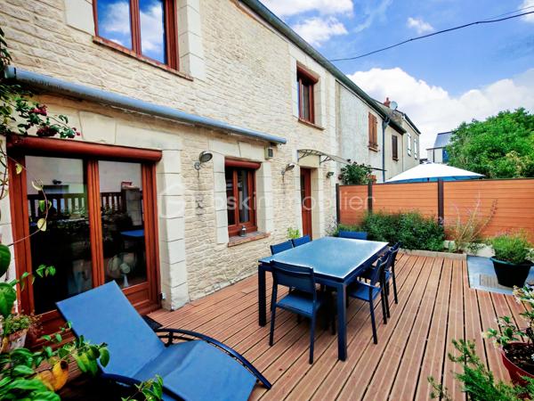 Le confort d’une maison au prix d’un appartement sans charges de copropriété !

Laissez-vous séduire par cette magnifique maison de ville de 140m² utiles, où le charme de l’ancien se mêle parfaitement à des prestations modernes et des matériaux de qualité. Façade en pierre, poutres apparentes, volumes généreux… un bien rare qui offre une atmosphère chaleureuse et authentique.

Dès l’entrée, découvrez une belle pièce de vie conviviale avec sa cuisine ouverte aménagée et équipée, idéale pour partager des moments en famille ou entre amis. Pour les soirées d’hiver, profitez du confort d’un poêle à bois complété par des radiateurs connectés, pilotables directement depuis votre téléphone. Un WC séparé au rez-de-chaussée vient compléter ce niveau.

À l’extérieur, une agréable terrasse de 30 m² vous permettra de profiter pleinement des beaux jours.

Le premier étage accueille un espace bureau confortable, parfaitement adapté au télétravail, ainsi que deux chambres, dont une avec dressing aménagé. Une spacieuse salle de bains avec douche et baignoire d’angle complète ce niveau, ainsi qu’un second WC indépendant, offrant davantage de confort au quotidien.

Au dernier étage, vous découvrirez une très grande chambre lumineuse, pensée comme un véritable cocon avec son coin nuit, son espace jeux et son coin lecture. Petit plus tous les velux disposent de stores électrique. 

Pour compléter ce bien, vous profiterez également d’un garage de 30m² et d’une dépendance de 70m², offrant de nombreuses possibilités : espace professionnel, salle de sport, atelier, activité indépendante ou aménagement selon vos envies.

Côté emplacement, la maison bénéficie d’une situation idéale: à moins de 5 minutes à pied de la gare RER, permettant de rejoindre Paris Bibliothèque François-Mitterrand en seulement 25 minutes. L’ensemble des commerces, écoles et services est accessible à pied pour un quotidien facilité.

À seulement 5 minutes en voiture, également accessible via un bus direct retrouvez la zone Maison Neuve et Les Promenades de Brétigny: cinéma Kinepolis, laser game, restaurants, trampoline park, salles de sport et de nombreuses activités de loisirs... 

Vous rejoindrez également en 10 minutes en voiture (15 minutes en bus) la zone commerciale de La Croix Blanche ainsi que sa nouvelle zone commercial "Valvert" offrant une large sélection d’enseignes et de restaurants. 

Les amateurs de nature apprécieront la présence de nombreux parcs et espaces verts accessibles en moins de 10 minutes à pied : Parc Clause Bois Badeau, Parc du Carouge, Lac du Carouge, et bien d’autres espaces propices aux promenades et aux activités en plein air.

Un bien rare sur le secteur, à découvrir sans tarder !