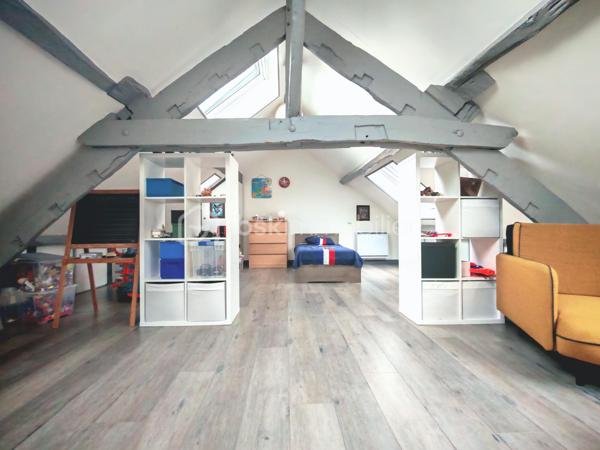 Le confort d’une maison au prix d’un appartement sans charges de copropriété !

Laissez-vous séduire par cette magnifique maison de ville de 140m² utiles, où le charme de l’ancien se mêle parfaitement à des prestations modernes et des matériaux de qualité. Façade en pierre, poutres apparentes, volumes généreux… un bien rare qui offre une atmosphère chaleureuse et authentique.

Dès l’entrée, découvrez une belle pièce de vie conviviale avec sa cuisine ouverte aménagée et équipée, idéale pour partager des moments en famille ou entre amis. Pour les soirées d’hiver, profitez du confort d’un poêle à bois complété par des radiateurs connectés, pilotables directement depuis votre téléphone. Un WC séparé au rez-de-chaussée vient compléter ce niveau.

À l’extérieur, une agréable terrasse de 30 m² vous permettra de profiter pleinement des beaux jours.

Le premier étage accueille un espace bureau confortable, parfaitement adapté au télétravail, ainsi que deux chambres, dont une avec dressing aménagé. Une spacieuse salle de bains avec douche et baignoire d’angle complète ce niveau, ainsi qu’un second WC indépendant, offrant davantage de confort au quotidien.

Au dernier étage, vous découvrirez une très grande chambre lumineuse, pensée comme un véritable cocon avec son coin nuit, son espace jeux et son coin lecture. Petit plus tous les velux disposent de stores électrique. 

Pour compléter ce bien, vous profiterez également d’un garage de 30m² et d’une dépendance de 70m², offrant de nombreuses possibilités : espace professionnel, salle de sport, atelier, activité indépendante ou aménagement selon vos envies.

Côté emplacement, la maison bénéficie d’une situation idéale: à moins de 5 minutes à pied de la gare RER, permettant de rejoindre Paris Bibliothèque François-Mitterrand en seulement 25 minutes. L’ensemble des commerces, écoles et services est accessible à pied pour un quotidien facilité.

À seulement 5 minutes en voiture, également accessible via un bus direct retrouvez la zone Maison Neuve et Les Promenades de Brétigny: cinéma Kinepolis, laser game, restaurants, trampoline park, salles de sport et de nombreuses activités de loisirs... 

Vous rejoindrez également en 10 minutes en voiture (15 minutes en bus) la zone commerciale de La Croix Blanche ainsi que sa nouvelle zone commercial "Valvert" offrant une large sélection d’enseignes et de restaurants. 

Les amateurs de nature apprécieront la présence de nombreux parcs et espaces verts accessibles en moins de 10 minutes à pied : Parc Clause Bois Badeau, Parc du Carouge, Lac du Carouge, et bien d’autres espaces propices aux promenades et aux activités en plein air.

Un bien rare sur le secteur, à découvrir sans tarder !