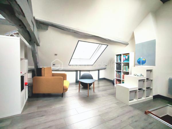 Le confort d’une maison au prix d’un appartement sans charges de copropriété !

Laissez-vous séduire par cette magnifique maison de ville de 140m² utiles, où le charme de l’ancien se mêle parfaitement à des prestations modernes et des matériaux de qualité. Façade en pierre, poutres apparentes, volumes généreux… un bien rare qui offre une atmosphère chaleureuse et authentique.

Dès l’entrée, découvrez une belle pièce de vie conviviale avec sa cuisine ouverte aménagée et équipée, idéale pour partager des moments en famille ou entre amis. Pour les soirées d’hiver, profitez du confort d’un poêle à bois complété par des radiateurs connectés, pilotables directement depuis votre téléphone. Un WC séparé au rez-de-chaussée vient compléter ce niveau.

À l’extérieur, une agréable terrasse de 30 m² vous permettra de profiter pleinement des beaux jours.

Le premier étage accueille un espace bureau confortable, parfaitement adapté au télétravail, ainsi que deux chambres, dont une avec dressing aménagé. Une spacieuse salle de bains avec douche et baignoire d’angle complète ce niveau, ainsi qu’un second WC indépendant, offrant davantage de confort au quotidien.

Au dernier étage, vous découvrirez une très grande chambre lumineuse, pensée comme un véritable cocon avec son coin nuit, son espace jeux et son coin lecture. Petit plus tous les velux disposent de stores électrique. 

Pour compléter ce bien, vous profiterez également d’un garage de 30m² et d’une dépendance de 70m², offrant de nombreuses possibilités : espace professionnel, salle de sport, atelier, activité indépendante ou aménagement selon vos envies.

Côté emplacement, la maison bénéficie d’une situation idéale: à moins de 5 minutes à pied de la gare RER, permettant de rejoindre Paris Bibliothèque François-Mitterrand en seulement 25 minutes. L’ensemble des commerces, écoles et services est accessible à pied pour un quotidien facilité.

À seulement 5 minutes en voiture, également accessible via un bus direct retrouvez la zone Maison Neuve et Les Promenades de Brétigny: cinéma Kinepolis, laser game, restaurants, trampoline park, salles de sport et de nombreuses activités de loisirs... 

Vous rejoindrez également en 10 minutes en voiture (15 minutes en bus) la zone commerciale de La Croix Blanche ainsi que sa nouvelle zone commercial "Valvert" offrant une large sélection d’enseignes et de restaurants. 

Les amateurs de nature apprécieront la présence de nombreux parcs et espaces verts accessibles en moins de 10 minutes à pied : Parc Clause Bois Badeau, Parc du Carouge, Lac du Carouge, et bien d’autres espaces propices aux promenades et aux activités en plein air.

Un bien rare sur le secteur, à découvrir sans tarder !
