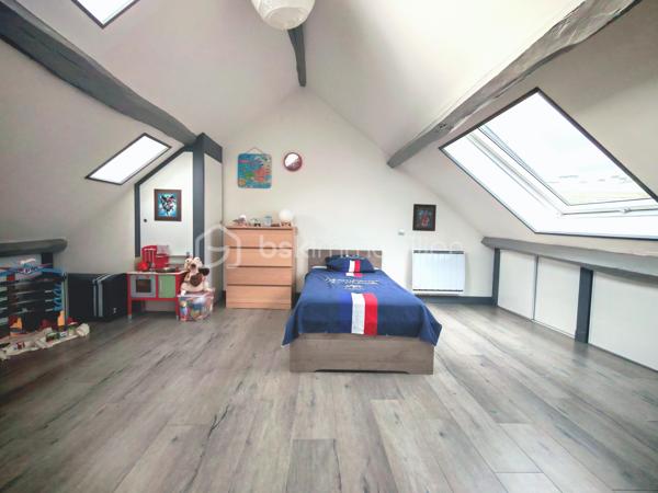 Le confort d’une maison au prix d’un appartement sans charges de copropriété !

Laissez-vous séduire par cette magnifique maison de ville de 140m² utiles, où le charme de l’ancien se mêle parfaitement à des prestations modernes et des matériaux de qualité. Façade en pierre, poutres apparentes, volumes généreux… un bien rare qui offre une atmosphère chaleureuse et authentique.

Dès l’entrée, découvrez une belle pièce de vie conviviale avec sa cuisine ouverte aménagée et équipée, idéale pour partager des moments en famille ou entre amis. Pour les soirées d’hiver, profitez du confort d’un poêle à bois complété par des radiateurs connectés, pilotables directement depuis votre téléphone. Un WC séparé au rez-de-chaussée vient compléter ce niveau.

À l’extérieur, une agréable terrasse de 30 m² vous permettra de profiter pleinement des beaux jours.

Le premier étage accueille un espace bureau confortable, parfaitement adapté au télétravail, ainsi que deux chambres, dont une avec dressing aménagé. Une spacieuse salle de bains avec douche et baignoire d’angle complète ce niveau, ainsi qu’un second WC indépendant, offrant davantage de confort au quotidien.

Au dernier étage, vous découvrirez une très grande chambre lumineuse, pensée comme un véritable cocon avec son coin nuit, son espace jeux et son coin lecture. Petit plus tous les velux disposent de stores électrique. 

Pour compléter ce bien, vous profiterez également d’un garage de 30m² et d’une dépendance de 70m², offrant de nombreuses possibilités : espace professionnel, salle de sport, atelier, activité indépendante ou aménagement selon vos envies.

Côté emplacement, la maison bénéficie d’une situation idéale: à moins de 5 minutes à pied de la gare RER, permettant de rejoindre Paris Bibliothèque François-Mitterrand en seulement 25 minutes. L’ensemble des commerces, écoles et services est accessible à pied pour un quotidien facilité.

À seulement 5 minutes en voiture, également accessible via un bus direct retrouvez la zone Maison Neuve et Les Promenades de Brétigny: cinéma Kinepolis, laser game, restaurants, trampoline park, salles de sport et de nombreuses activités de loisirs... 

Vous rejoindrez également en 10 minutes en voiture (15 minutes en bus) la zone commerciale de La Croix Blanche ainsi que sa nouvelle zone commercial "Valvert" offrant une large sélection d’enseignes et de restaurants. 

Les amateurs de nature apprécieront la présence de nombreux parcs et espaces verts accessibles en moins de 10 minutes à pied : Parc Clause Bois Badeau, Parc du Carouge, Lac du Carouge, et bien d’autres espaces propices aux promenades et aux activités en plein air.

Un bien rare sur le secteur, à découvrir sans tarder !