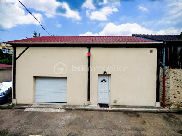 Le confort d’une maison au prix d’un appartement sans charges de copropriété !

Laissez-vous séduire par cette magnifique maison de ville de 140m² utiles, où le charme de l’ancien se mêle parfaitement à des prestations modernes et des matériaux de qualité. Façade en pierre, poutres apparentes, volumes généreux… un bien rare qui offre une atmosphère chaleureuse et authentique.

Dès l’entrée, découvrez une belle pièce de vie conviviale avec sa cuisine ouverte aménagée et équipée, idéale pour partager des moments en famille ou entre amis. Pour les soirées d’hiver, profitez du confort d’un poêle à bois complété par des radiateurs connectés, pilotables directement depuis votre téléphone. Un WC séparé au rez-de-chaussée vient compléter ce niveau.

À l’extérieur, une agréable terrasse de 30 m² vous permettra de profiter pleinement des beaux jours.

Le premier étage accueille un espace bureau confortable, parfaitement adapté au télétravail, ainsi que deux chambres, dont une avec dressing aménagé. Une spacieuse salle de bains avec douche et baignoire d’angle complète ce niveau, ainsi qu’un second WC indépendant, offrant davantage de confort au quotidien.

Au dernier étage, vous découvrirez une très grande chambre lumineuse, pensée comme un véritable cocon avec son coin nuit, son espace jeux et son coin lecture. Petit plus tous les velux disposent de stores électrique. 

Pour compléter ce bien, vous profiterez également d’un garage de 30m² et d’une dépendance de 70m², offrant de nombreuses possibilités : espace professionnel, salle de sport, atelier, activité indépendante ou aménagement selon vos envies.

Côté emplacement, la maison bénéficie d’une situation idéale: à moins de 5 minutes à pied de la gare RER, permettant de rejoindre Paris Bibliothèque François-Mitterrand en seulement 25 minutes. L’ensemble des commerces, écoles et services est accessible à pied pour un quotidien facilité.

À seulement 5 minutes en voiture, également accessible via un bus direct retrouvez la zone Maison Neuve et Les Promenades de Brétigny: cinéma Kinepolis, laser game, restaurants, trampoline park, salles de sport et de nombreuses activités de loisirs... 

Vous rejoindrez également en 10 minutes en voiture (15 minutes en bus) la zone commerciale de La Croix Blanche ainsi que sa nouvelle zone commercial "Valvert" offrant une large sélection d’enseignes et de restaurants. 

Les amateurs de nature apprécieront la présence de nombreux parcs et espaces verts accessibles en moins de 10 minutes à pied : Parc Clause Bois Badeau, Parc du Carouge, Lac du Carouge, et bien d’autres espaces propices aux promenades et aux activités en plein air.

Un bien rare sur le secteur, à découvrir sans tarder !