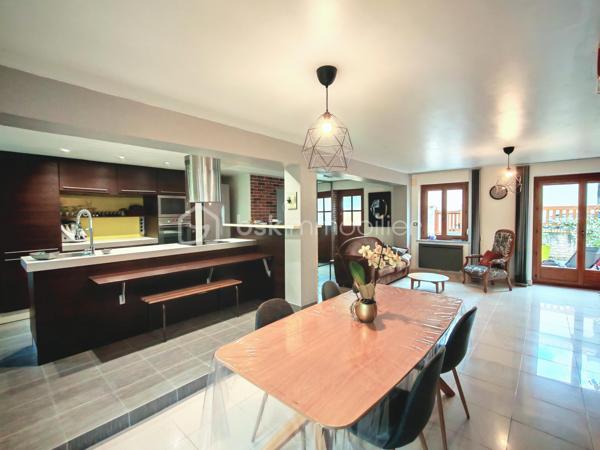 Le confort d’une maison au prix d’un appartement sans charges de copropriété !

Laissez-vous séduire par cette magnifique maison de ville de 140m² utiles, où le charme de l’ancien se mêle parfaitement à des prestations modernes et des matériaux de qualité. Façade en pierre, poutres apparentes, volumes généreux… un bien rare qui offre une atmosphère chaleureuse et authentique.

Dès l’entrée, découvrez une belle pièce de vie conviviale avec sa cuisine ouverte aménagée et équipée, idéale pour partager des moments en famille ou entre amis. Pour les soirées d’hiver, profitez du confort d’un poêle à bois complété par des radiateurs connectés, pilotables directement depuis votre téléphone. Un WC séparé au rez-de-chaussée vient compléter ce niveau.

À l’extérieur, une agréable terrasse de 30 m² vous permettra de profiter pleinement des beaux jours.

Le premier étage accueille un espace bureau confortable, parfaitement adapté au télétravail, ainsi que deux chambres, dont une avec dressing aménagé. Une spacieuse salle de bains avec douche et baignoire d’angle complète ce niveau, ainsi qu’un second WC indépendant, offrant davantage de confort au quotidien.

Au dernier étage, vous découvrirez une très grande chambre lumineuse, pensée comme un véritable cocon avec son coin nuit, son espace jeux et son coin lecture. Petit plus tous les velux disposent de stores électrique. 

Pour compléter ce bien, vous profiterez également d’un garage de 30m² et d’une dépendance de 70m², offrant de nombreuses possibilités : espace professionnel, salle de sport, atelier, activité indépendante ou aménagement selon vos envies.

Côté emplacement, la maison bénéficie d’une situation idéale: à moins de 5 minutes à pied de la gare RER, permettant de rejoindre Paris Bibliothèque François-Mitterrand en seulement 25 minutes. L’ensemble des commerces, écoles et services est accessible à pied pour un quotidien facilité.

À seulement 5 minutes en voiture, également accessible via un bus direct retrouvez la zone Maison Neuve et Les Promenades de Brétigny: cinéma Kinepolis, laser game, restaurants, trampoline park, salles de sport et de nombreuses activités de loisirs... 

Vous rejoindrez également en 10 minutes en voiture (15 minutes en bus) la zone commerciale de La Croix Blanche ainsi que sa nouvelle zone commercial "Valvert" offrant une large sélection d’enseignes et de restaurants. 

Les amateurs de nature apprécieront la présence de nombreux parcs et espaces verts accessibles en moins de 10 minutes à pied : Parc Clause Bois Badeau, Parc du Carouge, Lac du Carouge, et bien d’autres espaces propices aux promenades et aux activités en plein air.

Un bien rare sur le secteur, à découvrir sans tarder !