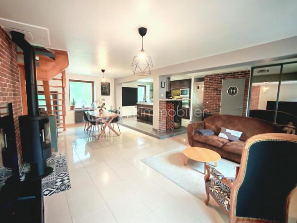 Le confort d’une maison au prix d’un appartement sans charges de copropriété !

Laissez-vous séduire par cette magnifique maison de ville de 140m² utiles, où le charme de l’ancien se mêle parfaitement à des prestations modernes et des matériaux de qualité. Façade en pierre, poutres apparentes, volumes généreux… un bien rare qui offre une atmosphère chaleureuse et authentique.

Dès l’entrée, découvrez une belle pièce de vie conviviale avec sa cuisine ouverte aménagée et équipée, idéale pour partager des moments en famille ou entre amis. Pour les soirées d’hiver, profitez du confort d’un poêle à bois complété par des radiateurs connectés, pilotables directement depuis votre téléphone. Un WC séparé au rez-de-chaussée vient compléter ce niveau.

À l’extérieur, une agréable terrasse de 30 m² vous permettra de profiter pleinement des beaux jours.

Le premier étage accueille un espace bureau confortable, parfaitement adapté au télétravail, ainsi que deux chambres, dont une avec dressing aménagé. Une spacieuse salle de bains avec douche et baignoire d’angle complète ce niveau, ainsi qu’un second WC indépendant, offrant davantage de confort au quotidien.

Au dernier étage, vous découvrirez une très grande chambre lumineuse, pensée comme un véritable cocon avec son coin nuit, son espace jeux et son coin lecture. Petit plus tous les velux disposent de stores électrique. 

Pour compléter ce bien, vous profiterez également d’un garage de 30m² et d’une dépendance de 70m², offrant de nombreuses possibilités : espace professionnel, salle de sport, atelier, activité indépendante ou aménagement selon vos envies.

Côté emplacement, la maison bénéficie d’une situation idéale: à moins de 5 minutes à pied de la gare RER, permettant de rejoindre Paris Bibliothèque François-Mitterrand en seulement 25 minutes. L’ensemble des commerces, écoles et services est accessible à pied pour un quotidien facilité.

À seulement 5 minutes en voiture, également accessible via un bus direct retrouvez la zone Maison Neuve et Les Promenades de Brétigny: cinéma Kinepolis, laser game, restaurants, trampoline park, salles de sport et de nombreuses activités de loisirs... 

Vous rejoindrez également en 10 minutes en voiture (15 minutes en bus) la zone commerciale de La Croix Blanche ainsi que sa nouvelle zone commercial "Valvert" offrant une large sélection d’enseignes et de restaurants. 

Les amateurs de nature apprécieront la présence de nombreux parcs et espaces verts accessibles en moins de 10 minutes à pied : Parc Clause Bois Badeau, Parc du Carouge, Lac du Carouge, et bien d’autres espaces propices aux promenades et aux activités en plein air.

Un bien rare sur le secteur, à découvrir sans tarder !