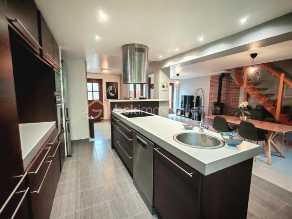 Le confort d’une maison au prix d’un appartement sans charges de copropriété !

Laissez-vous séduire par cette magnifique maison de ville de 140m² utiles, où le charme de l’ancien se mêle parfaitement à des prestations modernes et des matériaux de qualité. Façade en pierre, poutres apparentes, volumes généreux… un bien rare qui offre une atmosphère chaleureuse et authentique.

Dès l’entrée, découvrez une belle pièce de vie conviviale avec sa cuisine ouverte aménagée et équipée, idéale pour partager des moments en famille ou entre amis. Pour les soirées d’hiver, profitez du confort d’un poêle à bois complété par des radiateurs connectés, pilotables directement depuis votre téléphone. Un WC séparé au rez-de-chaussée vient compléter ce niveau.

À l’extérieur, une agréable terrasse de 30 m² vous permettra de profiter pleinement des beaux jours.

Le premier étage accueille un espace bureau confortable, parfaitement adapté au télétravail, ainsi que deux chambres, dont une avec dressing aménagé. Une spacieuse salle de bains avec douche et baignoire d’angle complète ce niveau, ainsi qu’un second WC indépendant, offrant davantage de confort au quotidien.

Au dernier étage, vous découvrirez une très grande chambre lumineuse, pensée comme un véritable cocon avec son coin nuit, son espace jeux et son coin lecture. Petit plus tous les velux disposent de stores électrique. 

Pour compléter ce bien, vous profiterez également d’un garage de 30m² et d’une dépendance de 70m², offrant de nombreuses possibilités : espace professionnel, salle de sport, atelier, activité indépendante ou aménagement selon vos envies.

Côté emplacement, la maison bénéficie d’une situation idéale: à moins de 5 minutes à pied de la gare RER, permettant de rejoindre Paris Bibliothèque François-Mitterrand en seulement 25 minutes. L’ensemble des commerces, écoles et services est accessible à pied pour un quotidien facilité.

À seulement 5 minutes en voiture, également accessible via un bus direct retrouvez la zone Maison Neuve et Les Promenades de Brétigny: cinéma Kinepolis, laser game, restaurants, trampoline park, salles de sport et de nombreuses activités de loisirs... 

Vous rejoindrez également en 10 minutes en voiture (15 minutes en bus) la zone commerciale de La Croix Blanche ainsi que sa nouvelle zone commercial "Valvert" offrant une large sélection d’enseignes et de restaurants. 

Les amateurs de nature apprécieront la présence de nombreux parcs et espaces verts accessibles en moins de 10 minutes à pied : Parc Clause Bois Badeau, Parc du Carouge, Lac du Carouge, et bien d’autres espaces propices aux promenades et aux activités en plein air.

Un bien rare sur le secteur, à découvrir sans tarder !