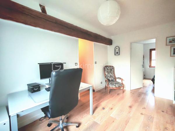Le confort d’une maison au prix d’un appartement sans charges de copropriété !

Laissez-vous séduire par cette magnifique maison de ville de 140m² utiles, où le charme de l’ancien se mêle parfaitement à des prestations modernes et des matériaux de qualité. Façade en pierre, poutres apparentes, volumes généreux… un bien rare qui offre une atmosphère chaleureuse et authentique.

Dès l’entrée, découvrez une belle pièce de vie conviviale avec sa cuisine ouverte aménagée et équipée, idéale pour partager des moments en famille ou entre amis. Pour les soirées d’hiver, profitez du confort d’un poêle à bois complété par des radiateurs connectés, pilotables directement depuis votre téléphone. Un WC séparé au rez-de-chaussée vient compléter ce niveau.

À l’extérieur, une agréable terrasse de 30 m² vous permettra de profiter pleinement des beaux jours.

Le premier étage accueille un espace bureau confortable, parfaitement adapté au télétravail, ainsi que deux chambres, dont une avec dressing aménagé. Une spacieuse salle de bains avec douche et baignoire d’angle complète ce niveau, ainsi qu’un second WC indépendant, offrant davantage de confort au quotidien.

Au dernier étage, vous découvrirez une très grande chambre lumineuse, pensée comme un véritable cocon avec son coin nuit, son espace jeux et son coin lecture. Petit plus tous les velux disposent de stores électrique. 

Pour compléter ce bien, vous profiterez également d’un garage de 30m² et d’une dépendance de 70m², offrant de nombreuses possibilités : espace professionnel, salle de sport, atelier, activité indépendante ou aménagement selon vos envies.

Côté emplacement, la maison bénéficie d’une situation idéale: à moins de 5 minutes à pied de la gare RER, permettant de rejoindre Paris Bibliothèque François-Mitterrand en seulement 25 minutes. L’ensemble des commerces, écoles et services est accessible à pied pour un quotidien facilité.

À seulement 5 minutes en voiture, également accessible via un bus direct retrouvez la zone Maison Neuve et Les Promenades de Brétigny: cinéma Kinepolis, laser game, restaurants, trampoline park, salles de sport et de nombreuses activités de loisirs... 

Vous rejoindrez également en 10 minutes en voiture (15 minutes en bus) la zone commerciale de La Croix Blanche ainsi que sa nouvelle zone commercial "Valvert" offrant une large sélection d’enseignes et de restaurants. 

Les amateurs de nature apprécieront la présence de nombreux parcs et espaces verts accessibles en moins de 10 minutes à pied : Parc Clause Bois Badeau, Parc du Carouge, Lac du Carouge, et bien d’autres espaces propices aux promenades et aux activités en plein air.

Un bien rare sur le secteur, à découvrir sans tarder !