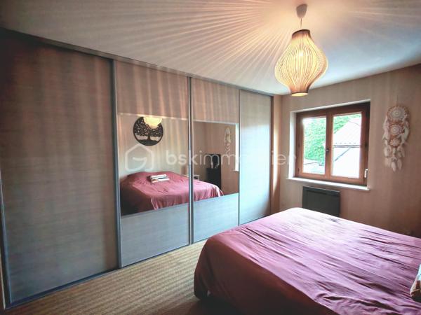Le confort d’une maison au prix d’un appartement sans charges de copropriété !

Laissez-vous séduire par cette magnifique maison de ville de 140m² utiles, où le charme de l’ancien se mêle parfaitement à des prestations modernes et des matériaux de qualité. Façade en pierre, poutres apparentes, volumes généreux… un bien rare qui offre une atmosphère chaleureuse et authentique.

Dès l’entrée, découvrez une belle pièce de vie conviviale avec sa cuisine ouverte aménagée et équipée, idéale pour partager des moments en famille ou entre amis. Pour les soirées d’hiver, profitez du confort d’un poêle à bois complété par des radiateurs connectés, pilotables directement depuis votre téléphone. Un WC séparé au rez-de-chaussée vient compléter ce niveau.

À l’extérieur, une agréable terrasse de 30 m² vous permettra de profiter pleinement des beaux jours.

Le premier étage accueille un espace bureau confortable, parfaitement adapté au télétravail, ainsi que deux chambres, dont une avec dressing aménagé. Une spacieuse salle de bains avec douche et baignoire d’angle complète ce niveau, ainsi qu’un second WC indépendant, offrant davantage de confort au quotidien.

Au dernier étage, vous découvrirez une très grande chambre lumineuse, pensée comme un véritable cocon avec son coin nuit, son espace jeux et son coin lecture. Petit plus tous les velux disposent de stores électrique. 

Pour compléter ce bien, vous profiterez également d’un garage de 30m² et d’une dépendance de 70m², offrant de nombreuses possibilités : espace professionnel, salle de sport, atelier, activité indépendante ou aménagement selon vos envies.

Côté emplacement, la maison bénéficie d’une situation idéale: à moins de 5 minutes à pied de la gare RER, permettant de rejoindre Paris Bibliothèque François-Mitterrand en seulement 25 minutes. L’ensemble des commerces, écoles et services est accessible à pied pour un quotidien facilité.

À seulement 5 minutes en voiture, également accessible via un bus direct retrouvez la zone Maison Neuve et Les Promenades de Brétigny: cinéma Kinepolis, laser game, restaurants, trampoline park, salles de sport et de nombreuses activités de loisirs... 

Vous rejoindrez également en 10 minutes en voiture (15 minutes en bus) la zone commerciale de La Croix Blanche ainsi que sa nouvelle zone commercial "Valvert" offrant une large sélection d’enseignes et de restaurants. 

Les amateurs de nature apprécieront la présence de nombreux parcs et espaces verts accessibles en moins de 10 minutes à pied : Parc Clause Bois Badeau, Parc du Carouge, Lac du Carouge, et bien d’autres espaces propices aux promenades et aux activités en plein air.

Un bien rare sur le secteur, à découvrir sans tarder !