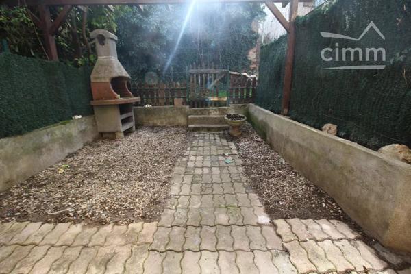 VENDU une maison de village avec un jardin clôturé et un grand espace de rangement de 31m².
