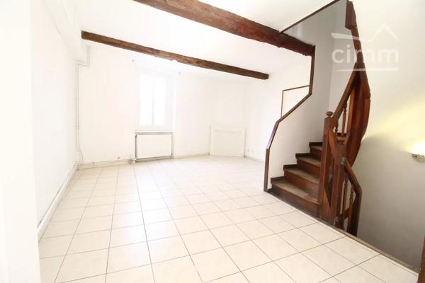 VENDU une maison de village avec un jardin clôturé et un grand espace de rangement de 31m².