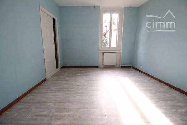 VENDU une maison de village avec un jardin clôturé et un grand espace de rangement de 31m².