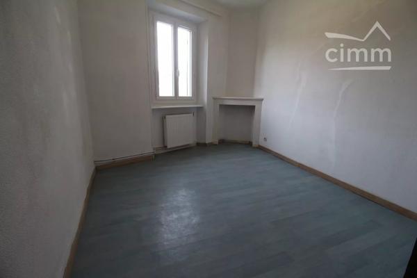 VENDU une maison de village avec un jardin clôturé et un grand espace de rangement de 31m².