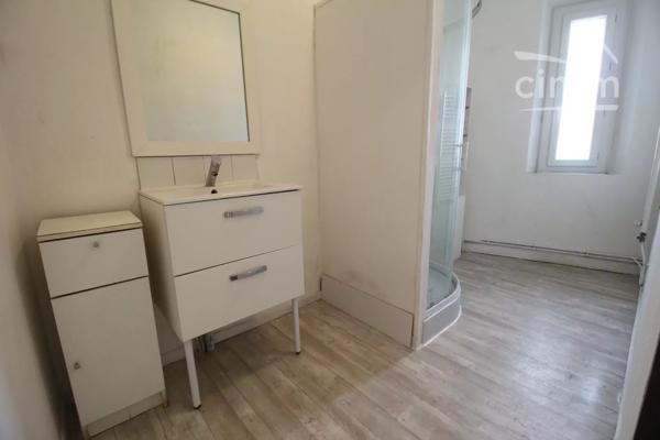 VENDU une maison de village avec un jardin clôturé et un grand espace de rangement de 31m².