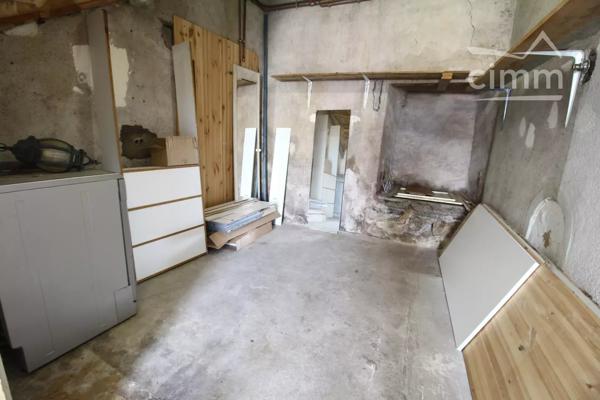 VENDU une maison de village avec un jardin clôturé et un grand espace de rangement de 31m².