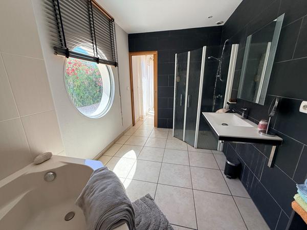 Villa contemporaine à vendre au Grau d'Agde ? À 150 mètres de la plage