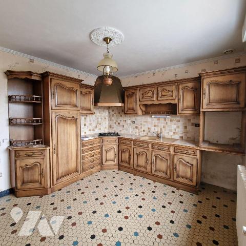 A vendre, un pavillon sur sous-sol comprenant une entrée, séjour, cuisine, couloir, 2 chambres,...