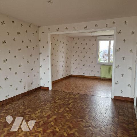 A vendre, un pavillon sur sous-sol comprenant une entrée, séjour, cuisine, couloir, 2 chambres,...