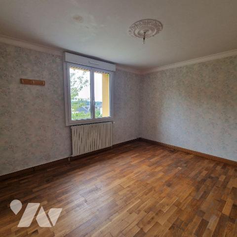 A vendre, un pavillon sur sous-sol comprenant une entrée, séjour, cuisine, couloir, 2 chambres,...