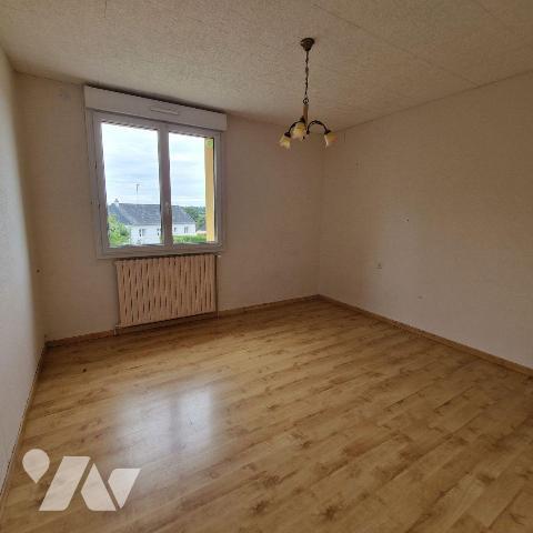 A vendre, un pavillon sur sous-sol comprenant une entrée, séjour, cuisine, couloir, 2 chambres,...