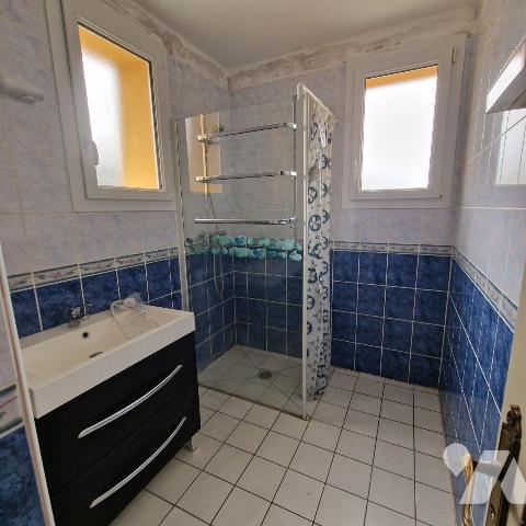 A vendre, un pavillon sur sous-sol comprenant une entrée, séjour, cuisine, couloir, 2 chambres,...