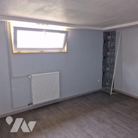 A vendre, un pavillon sur sous-sol comprenant une entrée, séjour, cuisine, couloir, 2 chambres,...