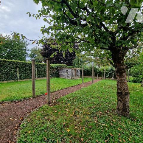 A vendre, un pavillon sur sous-sol comprenant une entrée, séjour, cuisine, couloir, 2 chambres,...