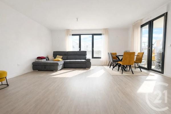 Appartement F4 à vendre  4 pièces - 81,89 m 2   LA COURNEUVE  - 93