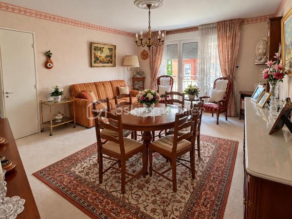 Découvrez  ce bel appartement de 3 pièces, situé à proximité immédiate des commerces, des écoles et des transports. 
Parfaitement entretenu, il offre un agencement optimisé et un cadre de vie agréable au quotidien.

Situé au 2ᵉ étage d’une résidence avec ascenseur,  cet appartement bénéficie d’une distribution harmonieuse et d’un balcon accessible depuis le séjour, espace extérieur pour profiter des beaux jours.

Il se compose de :

- Une entrée avec placard de rangement,
- Une cuisine indépendante aménagée,
- Un séjour agréable de près de 20 m², ouvrant sur le balcon ;
- Deux chambres confortables ;
- Une salle de bains ;
- Des WC indépendants ;
- Un dégagement desservant efficacement l’espace nuit.

**Les atouts qui font la différence :**

- Appartement très bien entretenu ;
- Excellent DPE classé C, gage de bonne performance énergétique ;
- Installation électrique sans anomalie relevée lors du diagnostic ;
- Fenêtres en double vitrage PVC avec volets roulants ;
- Résidence équipée d’un ascenseur ;
- Balcon accessible depuis le séjour ;
- Agencement fonctionnel ;
- Place de parking en sous-sol ;

Un emplacement pratique et bien desservi :

Vous profiterez d’un environnement proche des commerces, des services et des transports en commun. Les liaisons en bus permettent notamment de rejoindre en quelques minutes le RER A et la ligne 8 du métro, facilitant les déplacements au quotidien.
Ils sont accessibles à pied également !

Soigné, fonctionnel et agréable à vivre, cet appartement réunit de nombreux atouts.

Une visite s’impose pour découvrir tout son potentiel !