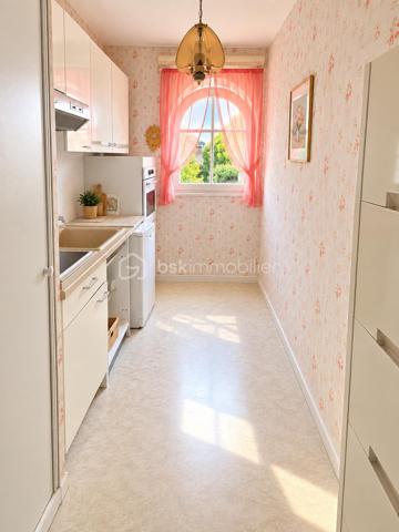 Découvrez  ce bel appartement de 3 pièces, situé à proximité immédiate des commerces, des écoles et des transports. 
Parfaitement entretenu, il offre un agencement optimisé et un cadre de vie agréable au quotidien.

Situé au 2ᵉ étage d’une résidence avec ascenseur,  cet appartement bénéficie d’une distribution harmonieuse et d’un balcon accessible depuis le séjour, espace extérieur pour profiter des beaux jours.

Il se compose de :

- Une entrée avec placard de rangement,
- Une cuisine indépendante aménagée,
- Un séjour agréable de près de 20 m², ouvrant sur le balcon ;
- Deux chambres confortables ;
- Une salle de bains ;
- Des WC indépendants ;
- Un dégagement desservant efficacement l’espace nuit.

**Les atouts qui font la différence :**

- Appartement très bien entretenu ;
- Excellent DPE classé C, gage de bonne performance énergétique ;
- Installation électrique sans anomalie relevée lors du diagnostic ;
- Fenêtres en double vitrage PVC avec volets roulants ;
- Résidence équipée d’un ascenseur ;
- Balcon accessible depuis le séjour ;
- Agencement fonctionnel ;
- Place de parking en sous-sol ;

Un emplacement pratique et bien desservi :

Vous profiterez d’un environnement proche des commerces, des services et des transports en commun. Les liaisons en bus permettent notamment de rejoindre en quelques minutes le RER A et la ligne 8 du métro, facilitant les déplacements au quotidien.
Ils sont accessibles à pied également !

Soigné, fonctionnel et agréable à vivre, cet appartement réunit de nombreux atouts.

Une visite s’impose pour découvrir tout son potentiel !