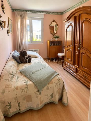 Découvrez  ce bel appartement de 3 pièces, situé à proximité immédiate des commerces, des écoles et des transports. 
Parfaitement entretenu, il offre un agencement optimisé et un cadre de vie agréable au quotidien.

Situé au 2ᵉ étage d’une résidence avec ascenseur,  cet appartement bénéficie d’une distribution harmonieuse et d’un balcon accessible depuis le séjour, espace extérieur pour profiter des beaux jours.

Il se compose de :

- Une entrée avec placard de rangement,
- Une cuisine indépendante aménagée,
- Un séjour agréable de près de 20 m², ouvrant sur le balcon ;
- Deux chambres confortables ;
- Une salle de bains ;
- Des WC indépendants ;
- Un dégagement desservant efficacement l’espace nuit.

**Les atouts qui font la différence :**

- Appartement très bien entretenu ;
- Excellent DPE classé C, gage de bonne performance énergétique ;
- Installation électrique sans anomalie relevée lors du diagnostic ;
- Fenêtres en double vitrage PVC avec volets roulants ;
- Résidence équipée d’un ascenseur ;
- Balcon accessible depuis le séjour ;
- Agencement fonctionnel ;
- Place de parking en sous-sol ;

Un emplacement pratique et bien desservi :

Vous profiterez d’un environnement proche des commerces, des services et des transports en commun. Les liaisons en bus permettent notamment de rejoindre en quelques minutes le RER A et la ligne 8 du métro, facilitant les déplacements au quotidien.
Ils sont accessibles à pied également !

Soigné, fonctionnel et agréable à vivre, cet appartement réunit de nombreux atouts.

Une visite s’impose pour découvrir tout son potentiel !