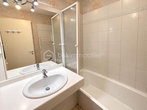 Découvrez  ce bel appartement de 3 pièces, situé à proximité immédiate des commerces, des écoles et des transports. 
Parfaitement entretenu, il offre un agencement optimisé et un cadre de vie agréable au quotidien.

Situé au 2ᵉ étage d’une résidence avec ascenseur,  cet appartement bénéficie d’une distribution harmonieuse et d’un balcon accessible depuis le séjour, espace extérieur pour profiter des beaux jours.

Il se compose de :

- Une entrée avec placard de rangement,
- Une cuisine indépendante aménagée,
- Un séjour agréable de près de 20 m², ouvrant sur le balcon ;
- Deux chambres confortables ;
- Une salle de bains ;
- Des WC indépendants ;
- Un dégagement desservant efficacement l’espace nuit.

**Les atouts qui font la différence :**

- Appartement très bien entretenu ;
- Excellent DPE classé C, gage de bonne performance énergétique ;
- Installation électrique sans anomalie relevée lors du diagnostic ;
- Fenêtres en double vitrage PVC avec volets roulants ;
- Résidence équipée d’un ascenseur ;
- Balcon accessible depuis le séjour ;
- Agencement fonctionnel ;
- Place de parking en sous-sol ;

Un emplacement pratique et bien desservi :

Vous profiterez d’un environnement proche des commerces, des services et des transports en commun. Les liaisons en bus permettent notamment de rejoindre en quelques minutes le RER A et la ligne 8 du métro, facilitant les déplacements au quotidien.
Ils sont accessibles à pied également !

Soigné, fonctionnel et agréable à vivre, cet appartement réunit de nombreux atouts.

Une visite s’impose pour découvrir tout son potentiel !