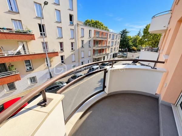 Découvrez  ce bel appartement de 3 pièces, situé à proximité immédiate des commerces, des écoles et des transports. 
Parfaitement entretenu, il offre un agencement optimisé et un cadre de vie agréable au quotidien.

Situé au 2ᵉ étage d’une résidence avec ascenseur,  cet appartement bénéficie d’une distribution harmonieuse et d’un balcon accessible depuis le séjour, espace extérieur pour profiter des beaux jours.

Il se compose de :

- Une entrée avec placard de rangement,
- Une cuisine indépendante aménagée,
- Un séjour agréable de près de 20 m², ouvrant sur le balcon ;
- Deux chambres confortables ;
- Une salle de bains ;
- Des WC indépendants ;
- Un dégagement desservant efficacement l’espace nuit.

**Les atouts qui font la différence :**

- Appartement très bien entretenu ;
- Excellent DPE classé C, gage de bonne performance énergétique ;
- Installation électrique sans anomalie relevée lors du diagnostic ;
- Fenêtres en double vitrage PVC avec volets roulants ;
- Résidence équipée d’un ascenseur ;
- Balcon accessible depuis le séjour ;
- Agencement fonctionnel ;
- Place de parking en sous-sol ;

Un emplacement pratique et bien desservi :

Vous profiterez d’un environnement proche des commerces, des services et des transports en commun. Les liaisons en bus permettent notamment de rejoindre en quelques minutes le RER A et la ligne 8 du métro, facilitant les déplacements au quotidien.
Ils sont accessibles à pied également !

Soigné, fonctionnel et agréable à vivre, cet appartement réunit de nombreux atouts.

Une visite s’impose pour découvrir tout son potentiel !