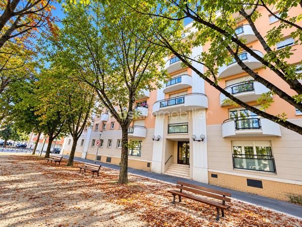 Découvrez  ce bel appartement de 3 pièces, situé à proximité immédiate des commerces, des écoles et des transports. 
Parfaitement entretenu, il offre un agencement optimisé et un cadre de vie agréable au quotidien.

Situé au 2ᵉ étage d’une résidence avec ascenseur,  cet appartement bénéficie d’une distribution harmonieuse et d’un balcon accessible depuis le séjour, espace extérieur pour profiter des beaux jours.

Il se compose de :

- Une entrée avec placard de rangement,
- Une cuisine indépendante aménagée,
- Un séjour agréable de près de 20 m², ouvrant sur le balcon ;
- Deux chambres confortables ;
- Une salle de bains ;
- Des WC indépendants ;
- Un dégagement desservant efficacement l’espace nuit.

**Les atouts qui font la différence :**

- Appartement très bien entretenu ;
- Excellent DPE classé C, gage de bonne performance énergétique ;
- Installation électrique sans anomalie relevée lors du diagnostic ;
- Fenêtres en double vitrage PVC avec volets roulants ;
- Résidence équipée d’un ascenseur ;
- Balcon accessible depuis le séjour ;
- Agencement fonctionnel ;
- Place de parking en sous-sol ;

Un emplacement pratique et bien desservi :

Vous profiterez d’un environnement proche des commerces, des services et des transports en commun. Les liaisons en bus permettent notamment de rejoindre en quelques minutes le RER A et la ligne 8 du métro, facilitant les déplacements au quotidien.
Ils sont accessibles à pied également !

Soigné, fonctionnel et agréable à vivre, cet appartement réunit de nombreux atouts.

Une visite s’impose pour découvrir tout son potentiel !