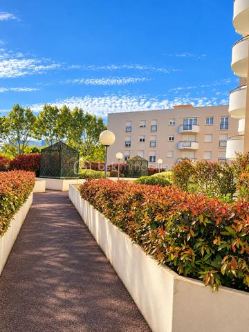 Découvrez  ce bel appartement de 3 pièces, situé à proximité immédiate des commerces, des écoles et des transports. 
Parfaitement entretenu, il offre un agencement optimisé et un cadre de vie agréable au quotidien.

Situé au 2ᵉ étage d’une résidence avec ascenseur,  cet appartement bénéficie d’une distribution harmonieuse et d’un balcon accessible depuis le séjour, espace extérieur pour profiter des beaux jours.

Il se compose de :

- Une entrée avec placard de rangement,
- Une cuisine indépendante aménagée,
- Un séjour agréable de près de 20 m², ouvrant sur le balcon ;
- Deux chambres confortables ;
- Une salle de bains ;
- Des WC indépendants ;
- Un dégagement desservant efficacement l’espace nuit.

**Les atouts qui font la différence :**

- Appartement très bien entretenu ;
- Excellent DPE classé C, gage de bonne performance énergétique ;
- Installation électrique sans anomalie relevée lors du diagnostic ;
- Fenêtres en double vitrage PVC avec volets roulants ;
- Résidence équipée d’un ascenseur ;
- Balcon accessible depuis le séjour ;
- Agencement fonctionnel ;
- Place de parking en sous-sol ;

Un emplacement pratique et bien desservi :

Vous profiterez d’un environnement proche des commerces, des services et des transports en commun. Les liaisons en bus permettent notamment de rejoindre en quelques minutes le RER A et la ligne 8 du métro, facilitant les déplacements au quotidien.
Ils sont accessibles à pied également !

Soigné, fonctionnel et agréable à vivre, cet appartement réunit de nombreux atouts.

Une visite s’impose pour découvrir tout son potentiel !