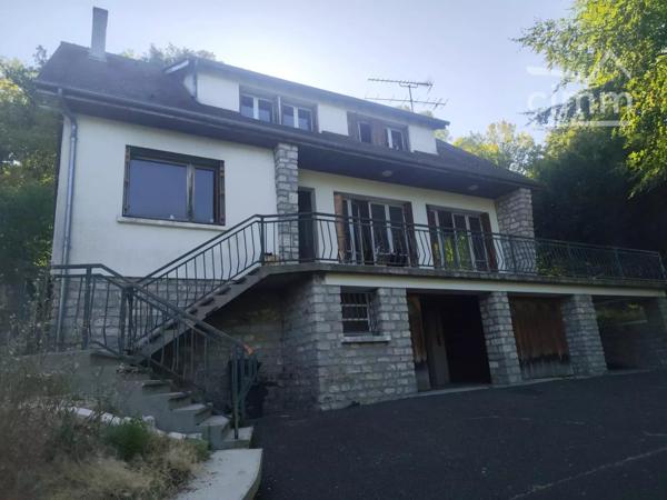 Située dans le Mérévillois, maison de plus de 240 m² de surface utile sur 1550 m² de terrain arboré.