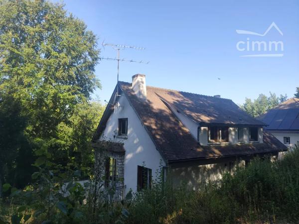 Située dans le Mérévillois, maison de plus de 240 m² de surface utile sur 1550 m² de terrain arboré.