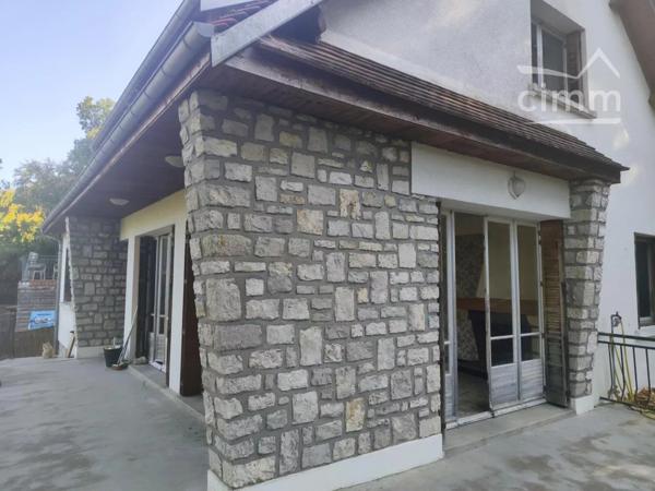 Située dans le Mérévillois, maison de plus de 240 m² de surface utile sur 1550 m² de terrain arboré.