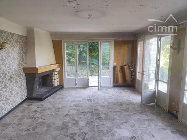 Située dans le Mérévillois, maison de plus de 240 m² de surface utile sur 1550 m² de terrain arboré.