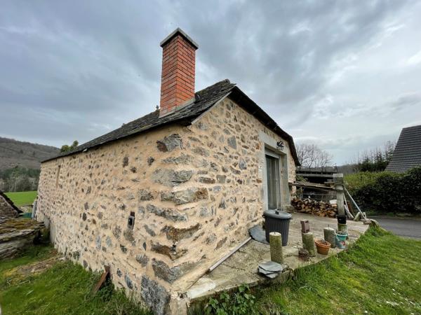 JOLIE MAISON EN PIERRE SUR LA COMMUNE DE SAINT-ETIENNE DE CHOMEIL Saint-Étienne-de-Chomeil (15400)