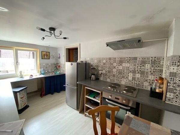 Ensemble immobilier, 1 local commercial et 2 appartements.