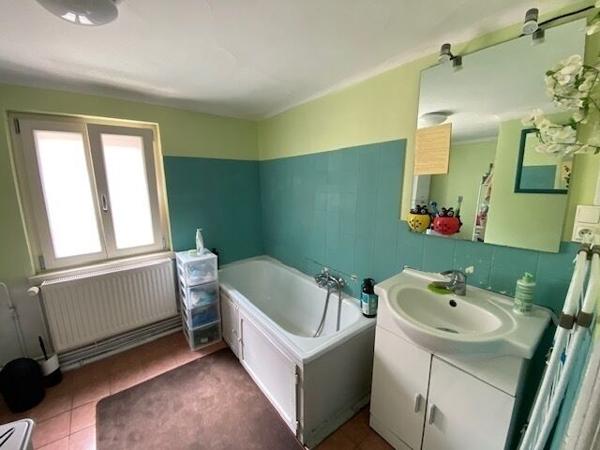 Ensemble immobilier, 1 local commercial et 2 appartements.