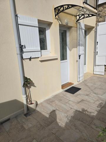 Joli appartement au rez de chaussée avec 22,5 m2 de terrasse privatif, une place de parking sécurisée, deux belles chambres, une salle d'eau et un W C