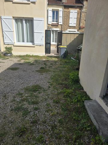 Joli appartement au rez de chaussée avec 22,5 m2 de terrasse privatif, une place de parking sécurisée, deux belles chambres, une salle d'eau et un W C