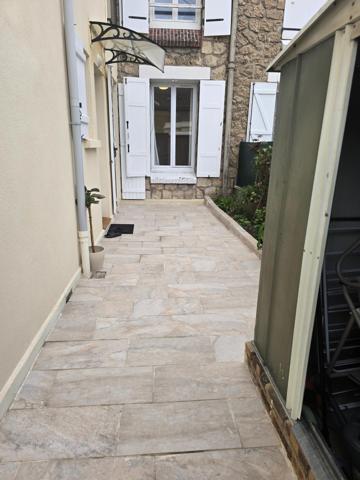 Joli appartement au rez de chaussée avec 22,5 m2 de terrasse privatif, une place de parking sécurisée, deux belles chambres, une salle d'eau et un W C