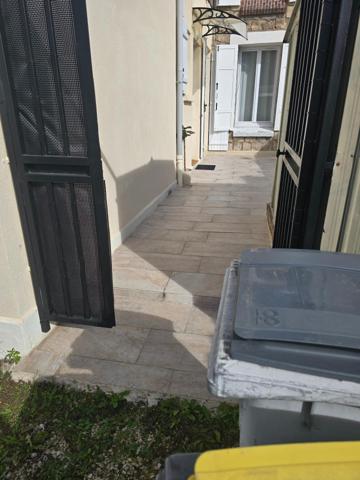 Joli appartement au rez de chaussée avec 22,5 m2 de terrasse privatif, une place de parking sécurisée, deux belles chambres, une salle d'eau et un W C