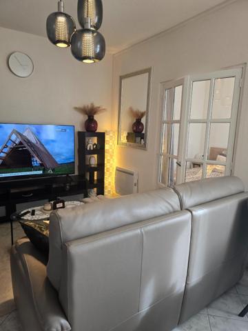 Joli appartement au rez de chaussée avec 22,5 m2 de terrasse privatif, une place de parking sécurisée, deux belles chambres, une salle d'eau et un W C